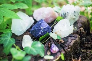 cristalli in mezzo al verde della natura